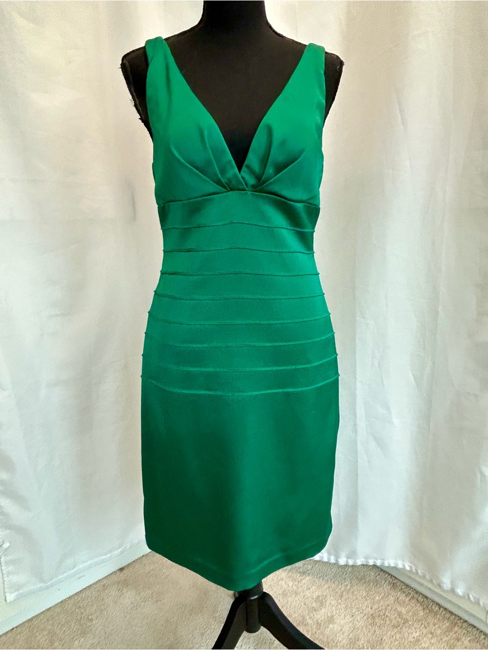 Sleeveless V-Neck Emerald Green Bodycon Dress - Picture 2 of 11